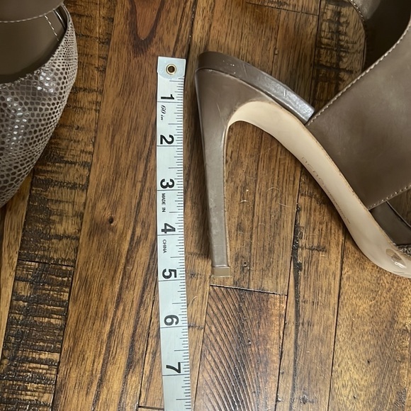 BCBG heels pointy closed toe snake embossed Leather Chase brown color size  8 - Picture 12 of 12